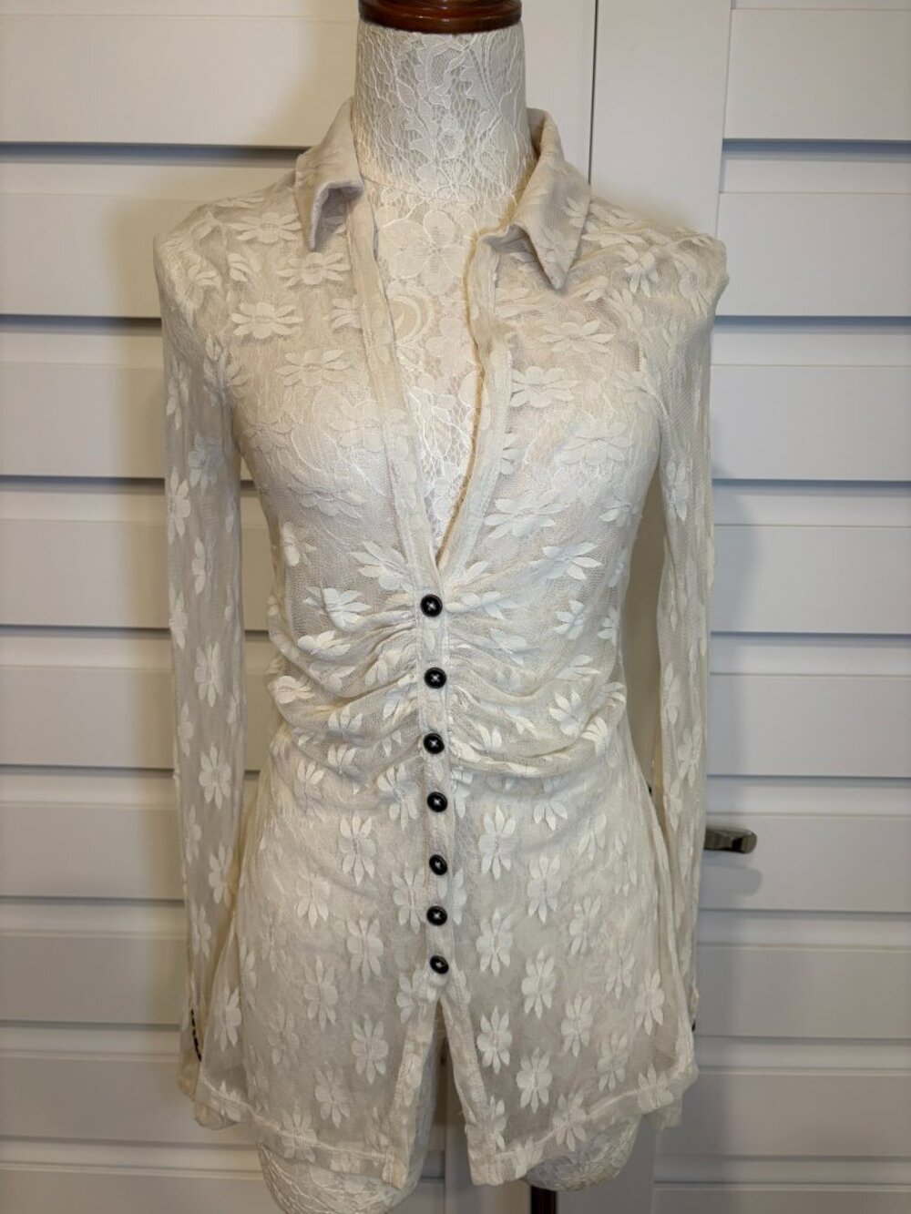 Free People Romantic Ivory Sheer Floral Lace Ruched Button Down Blouse M - Picture 4 of 10
